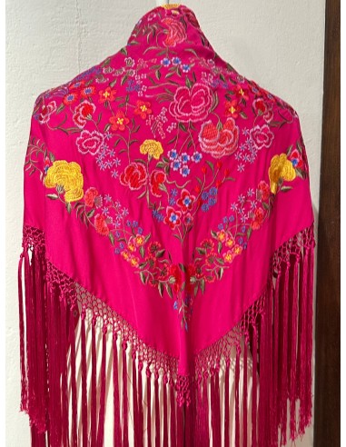 Mantón fucsia con clavel amarillo