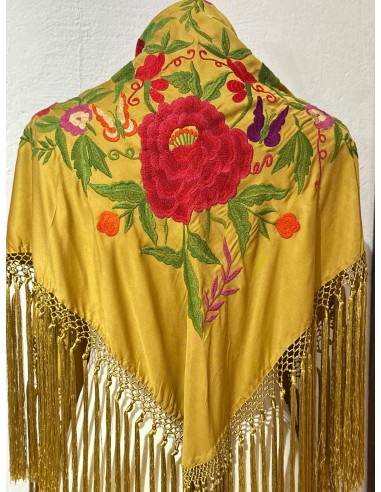 Mantón amarillo dorado con flor grande