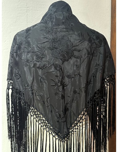 Mantón negro al tono
