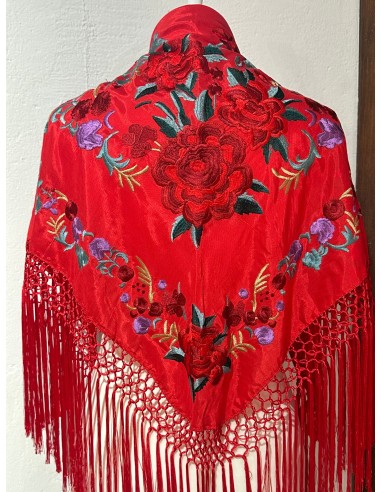 Mantón con flor rosa de color rojo
